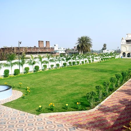 فندق Vatika Banquet And Lawn جايا المظهر الخارجي الصورة